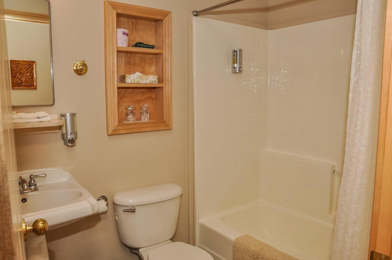 Chanterelle Inn & Cottages Baddeck Bagian luar foto